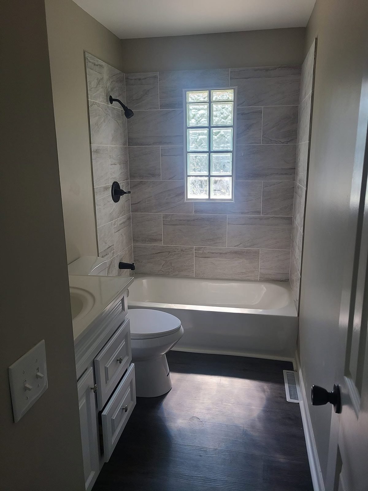 Tub with new large-format tile surround