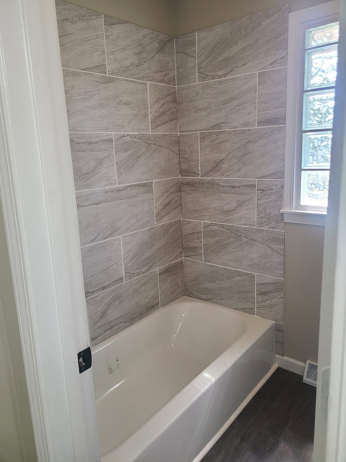 Large-format tile tub surround